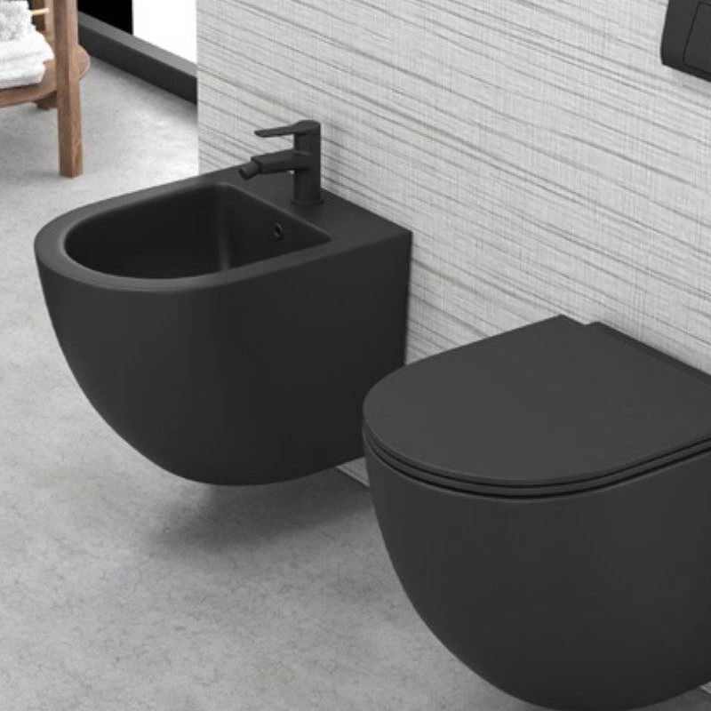 https://www.lesuperficialatri.it/wp-content/uploads/2021/07/coppia-sanitari-bagno-sospesi-nero-opaco-senza-brida-rimless-milos-in-ceramica-bidet-e-vaso-completi-di-copriwater-soft-close-800x800.jpg